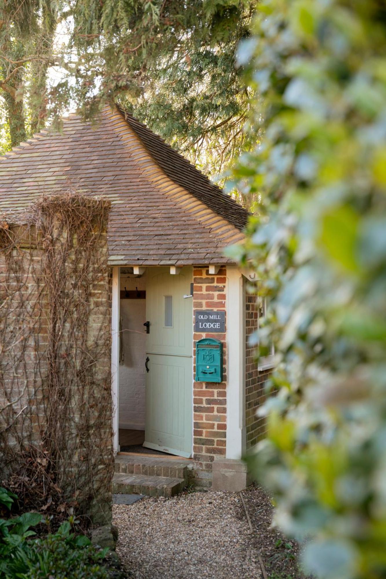 Old Mill Lodge By Huluki Sussex Stays Hurstpierpoint Kültér fotó