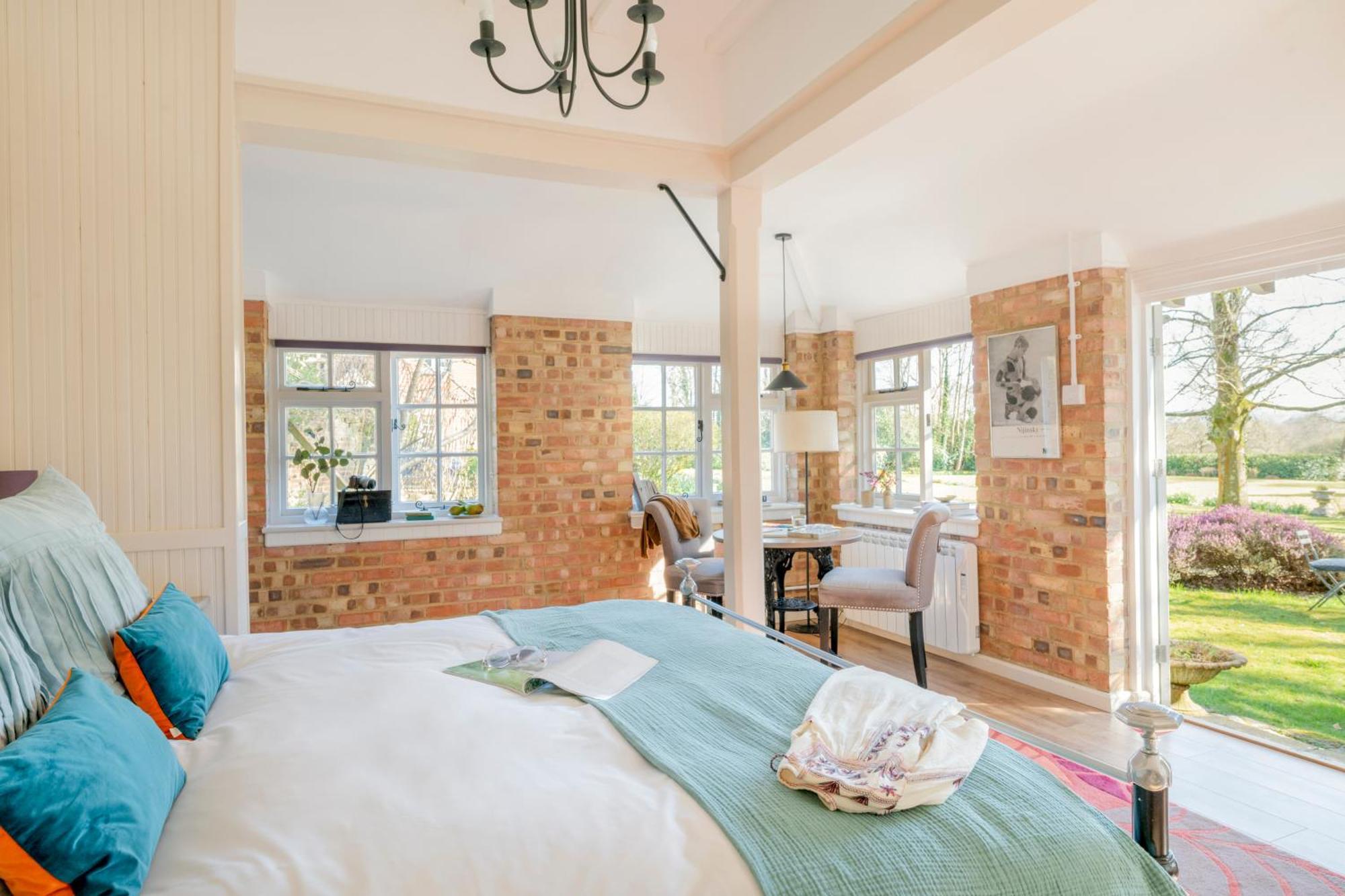 Old Mill Lodge By Huluki Sussex Stays Hurstpierpoint Kültér fotó